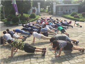 牛商家人接受俯臥撐獎(jiǎng)勵(lì) 牛商家人接受俯臥撐獎(jiǎng)勵(lì)