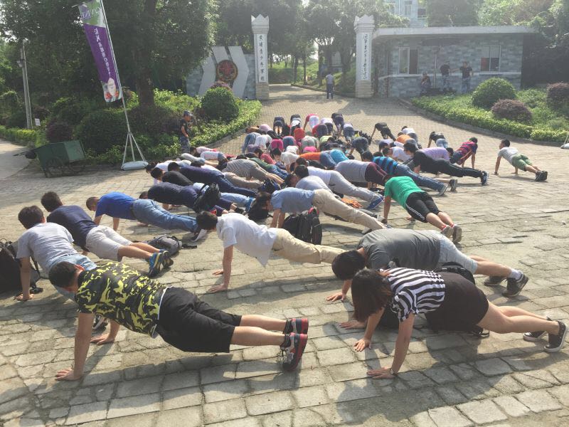 牛商家人接受俯臥撐獎勵 牛商家人接受俯臥撐獎勵